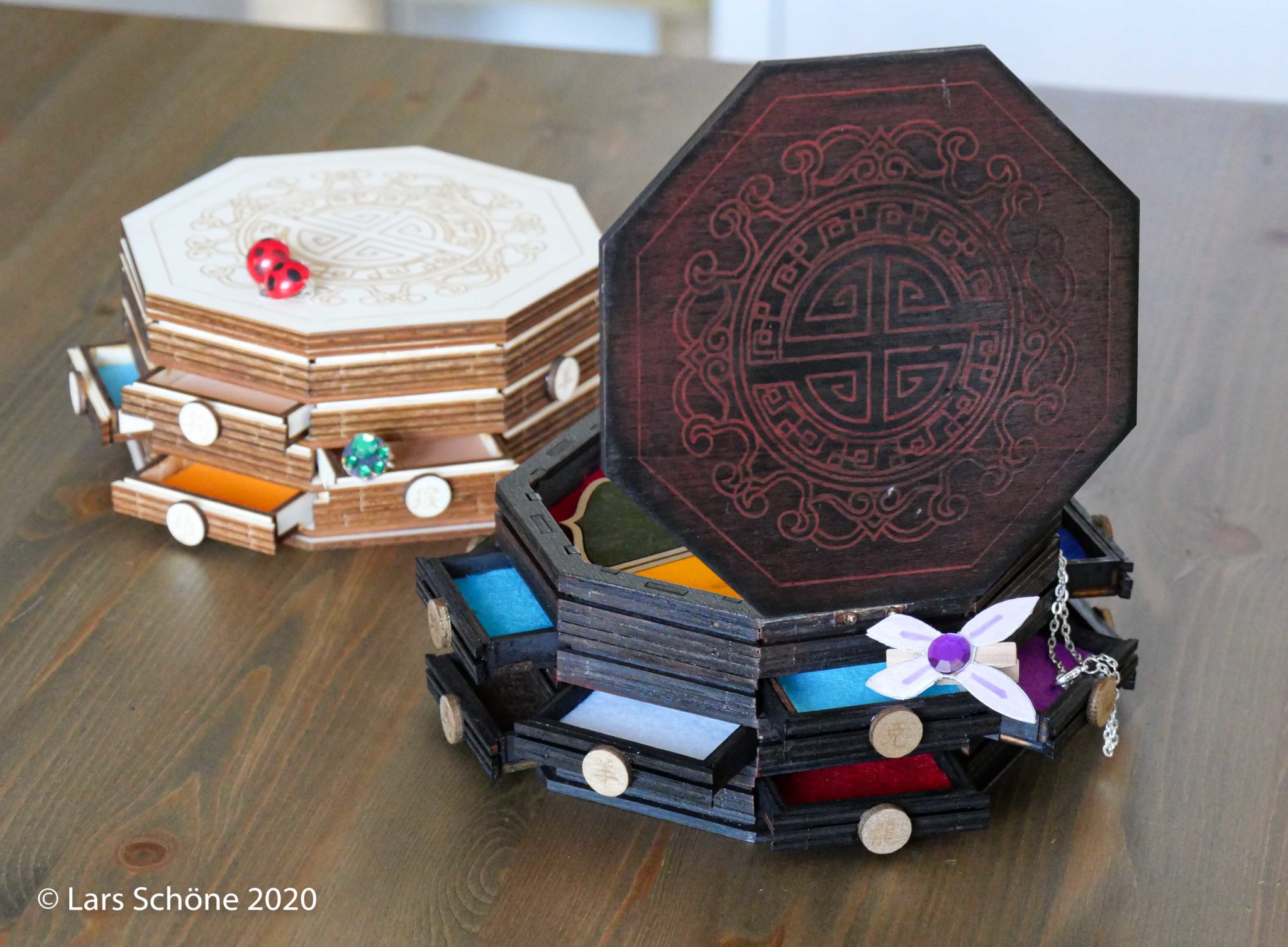 Schmuck-Schatulle „Miraculous“ von Meister Fu aus Sperrholz für Lady