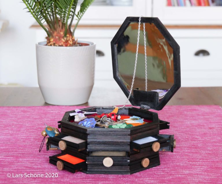 Schmuck-Schatulle „Miraculous“ von Meister Fu aus Sperrholz für Lady