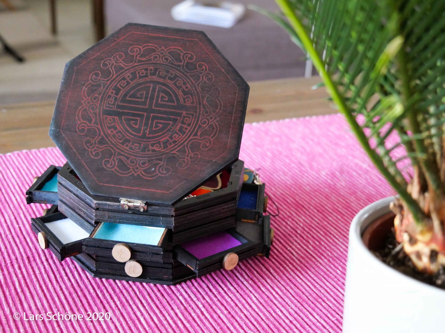 Schmuck-Schatulle „Miraculous“ von Meister Fu aus Sperrholz für Lady