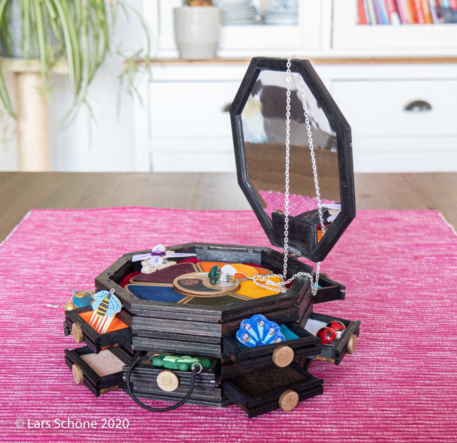 Bastelset: Schatulle „Miraculous“ für Lady Bug zusammenbauen und gestalten