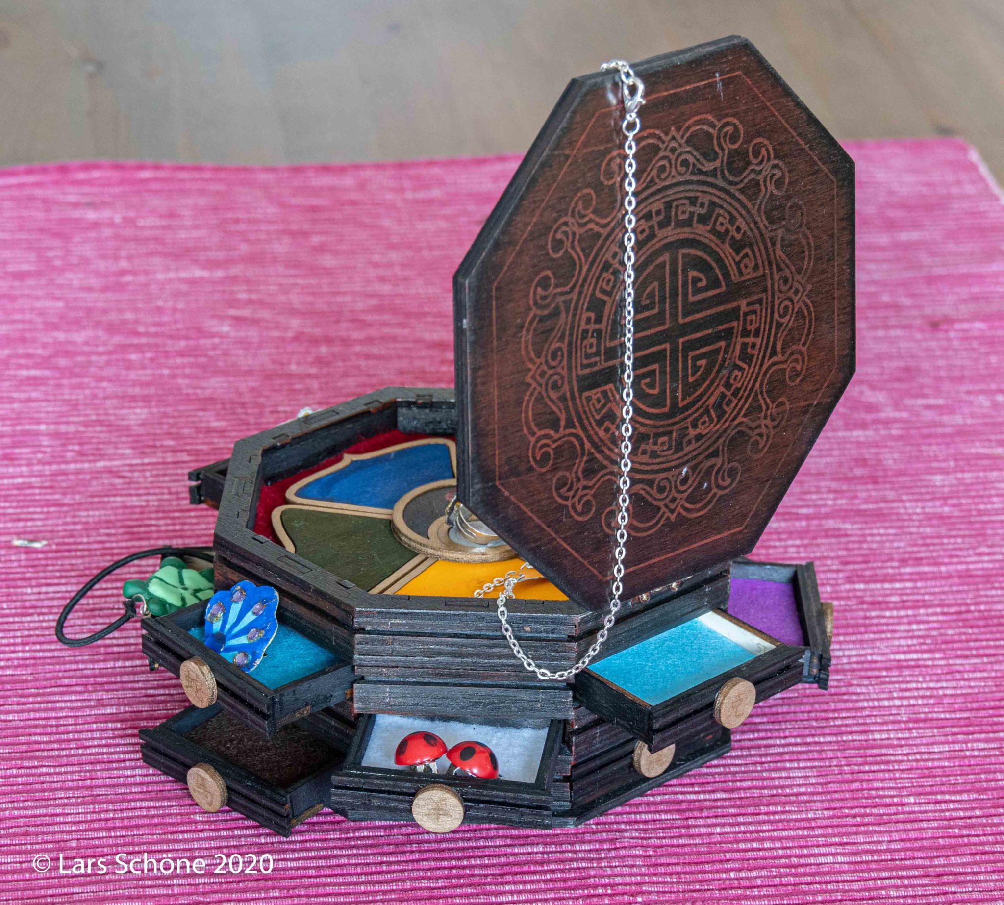 Schmuck-Schatulle „Miraculous“ von Meister Fu aus Sperrholz für Lady